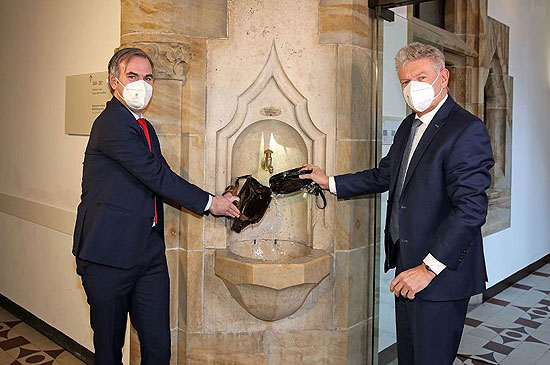 Geldbeutelwaschen im Neuen Rathaus: OB Dieter Reiter und Stadtkämmerer Christoph Frey (Foto: Presseamt/Nagy)